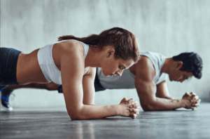 Personnes faisant du gainage