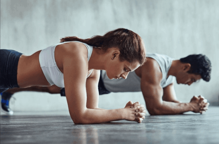 Personnes faisant du gainage